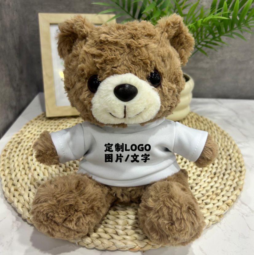 Los juguetes de peluche lindos se pueden combinar con logotipos impresos para enviar muñecas de muebles a amigos y vecinos.