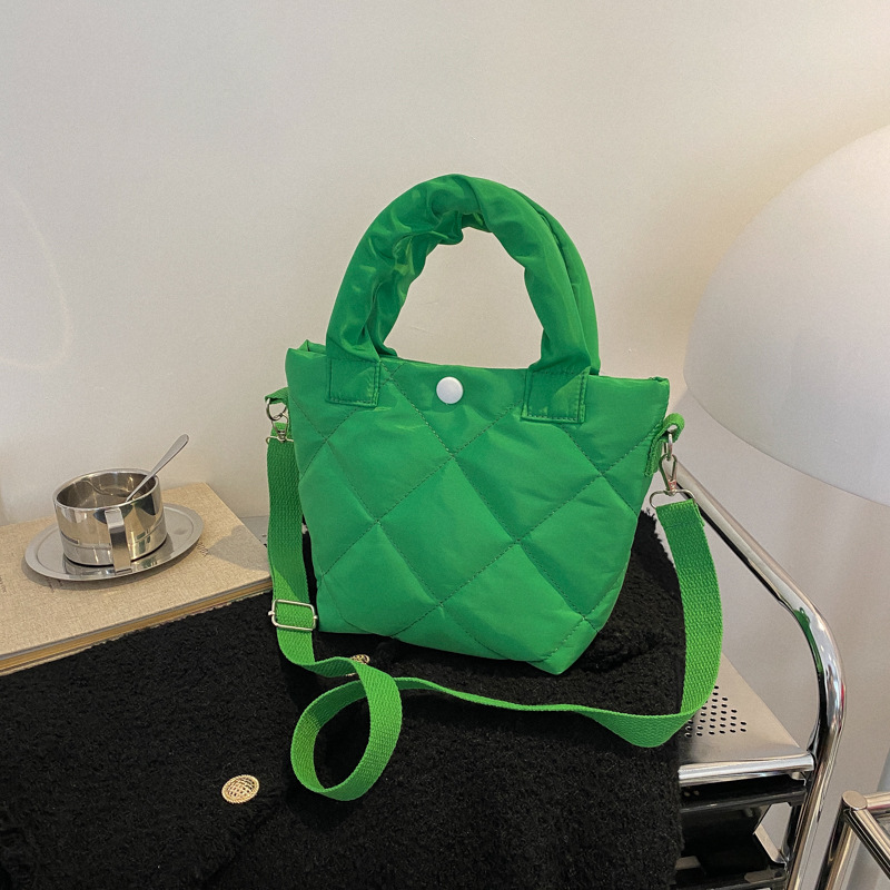Bolso de moda simple de color sólido en invierno 2024 nuevo estilo de estilo estilo estilo de invierno de un solo hombro mochila bolso de cubo de agua casual