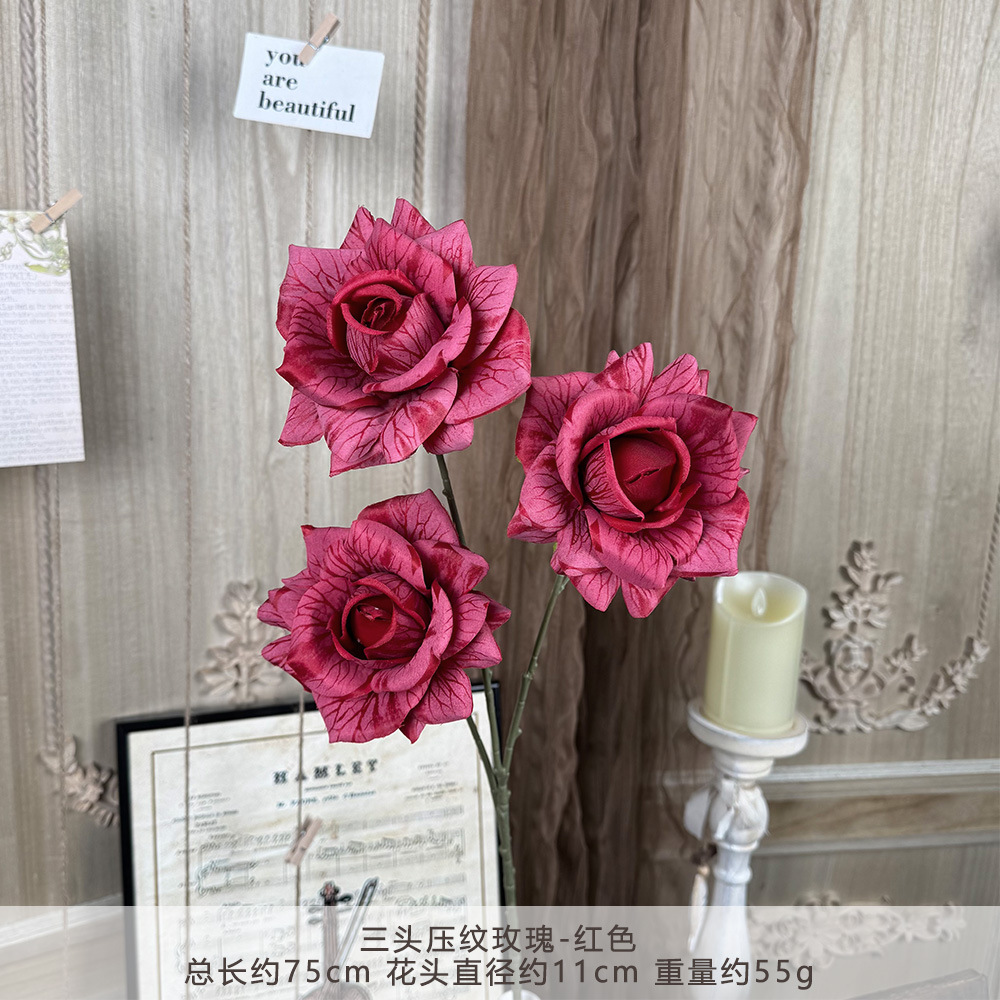 K-Três cabeças em relevo rosa-vermelho