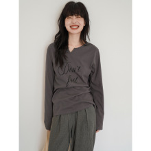 2516# EighthMonth 长袖v领t恤女新款设计感显瘦内搭上衣打底衫