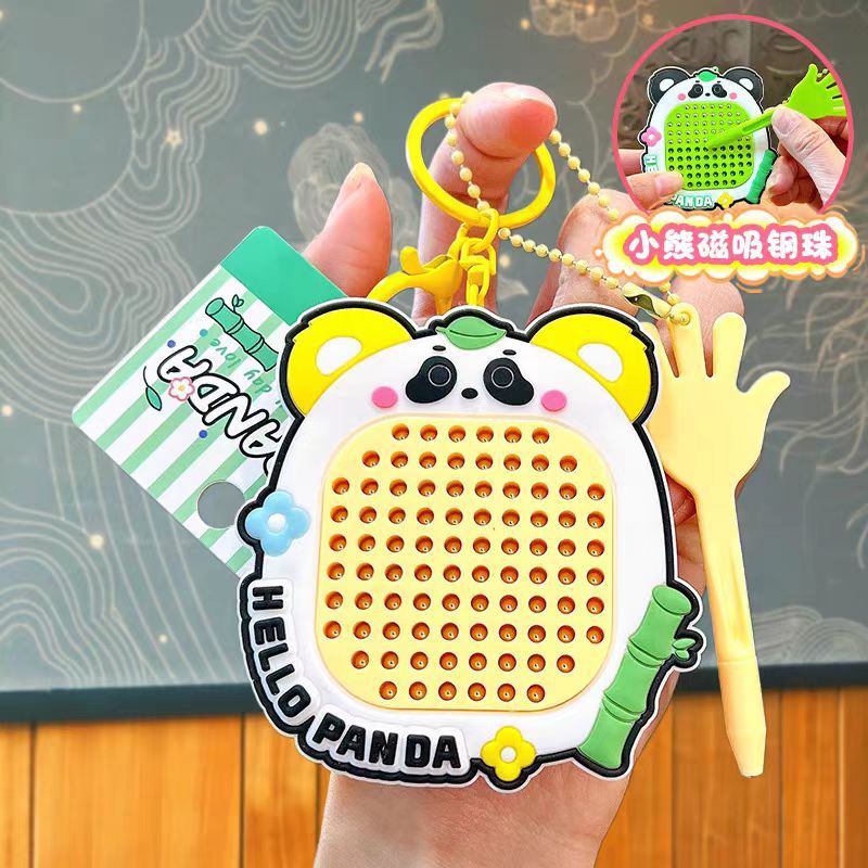 dibujos animados creativos bola de acero de atracción tablero de dibujo bolsas de llaves pequeño colgante descompresión tablero de dibujo magnético juguetes laberinto al por mayor