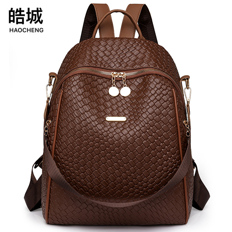 2024 exportación nueva mochila de cuero suave tejida para mujer moda y simple mochila de viaje al aire libre de doble uso marea