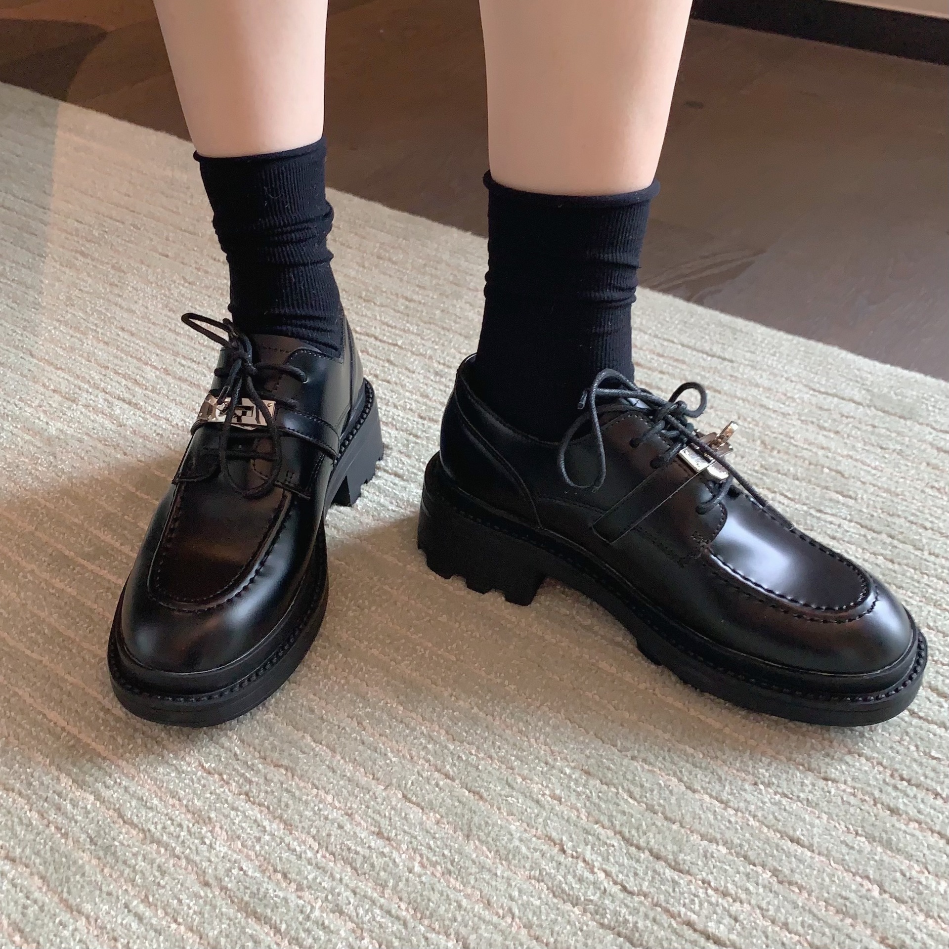 2025 primavera nuevo estilo británico mocasines con cerradura pequeña suela gruesa tacón grueso con cordones Oxford zapatos de cuero pequeños para mujer