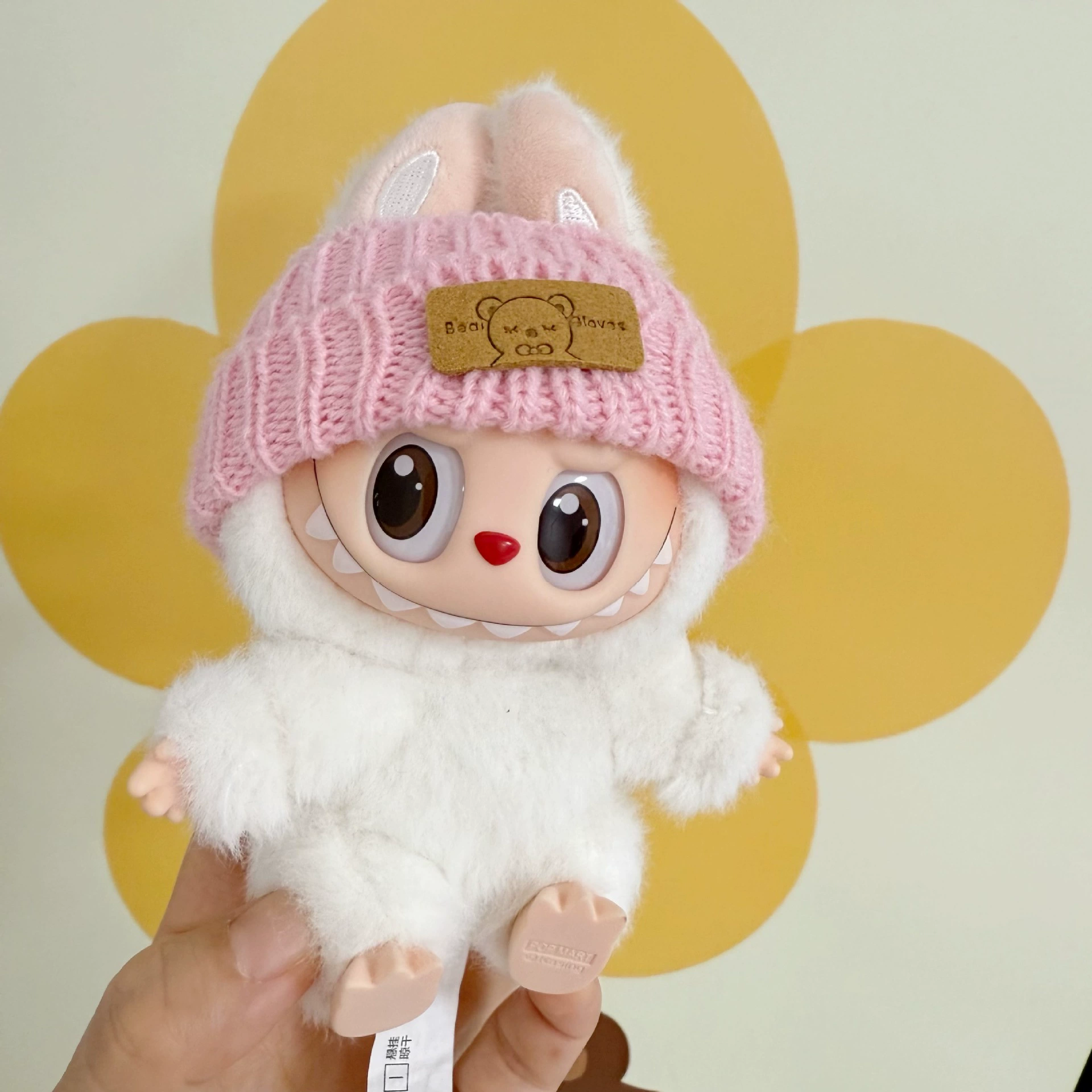Костюм одежды куклы Labubu для первого и второго поколения - шапка, свитер с сердцем, нашивка в виде медведя
