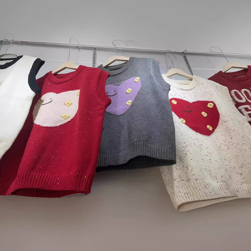 2024 Women's Spring and Autumn New Sweet Style Vest Korean Style Round Neck Love Stitching Knitted Shirt Vest Top Sweater 2024 Women's Spring and Autumn New Sweet Style Vest Korean Style Round Neck Love Stitching Knitted Shirt Vest Top Sweater