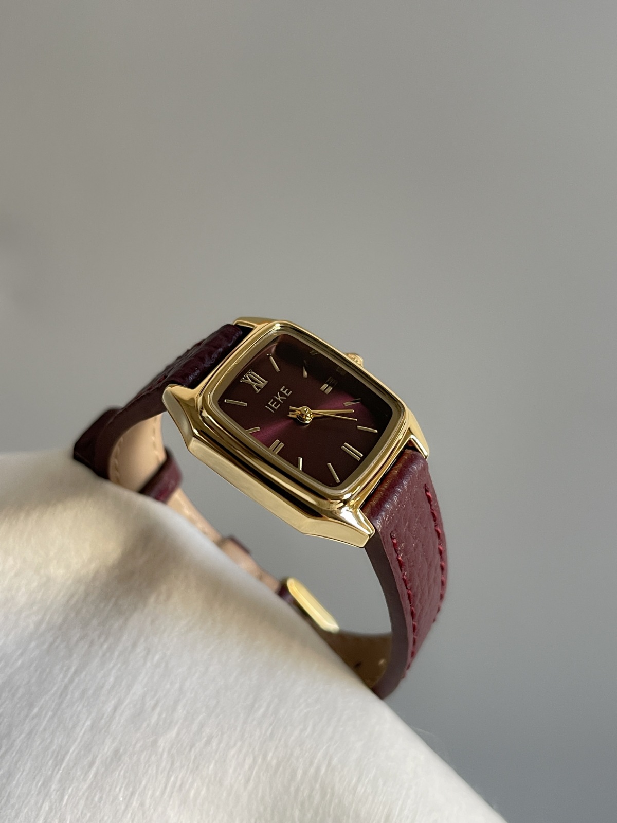 IEKEクロスボーダー小衆安可拉紅中古腕時計女性モデル個性軽豪華小型文字盤生放送プライベート女性時計