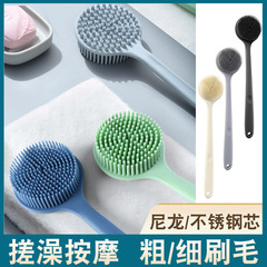 シリコンのお風呂ブラシの長い柄の体をこすります。