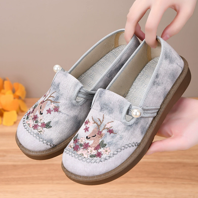 Новая китайская женская дикая новая весенняя вышитая обувь