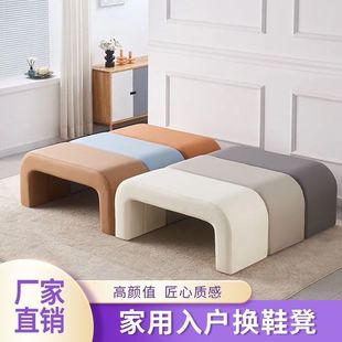 Enter the door, you can sit on the shoe cabinet integrated and enter the bedroom bed at the end of the bench door to change the shoe stool, the household light luxury high -level sense
