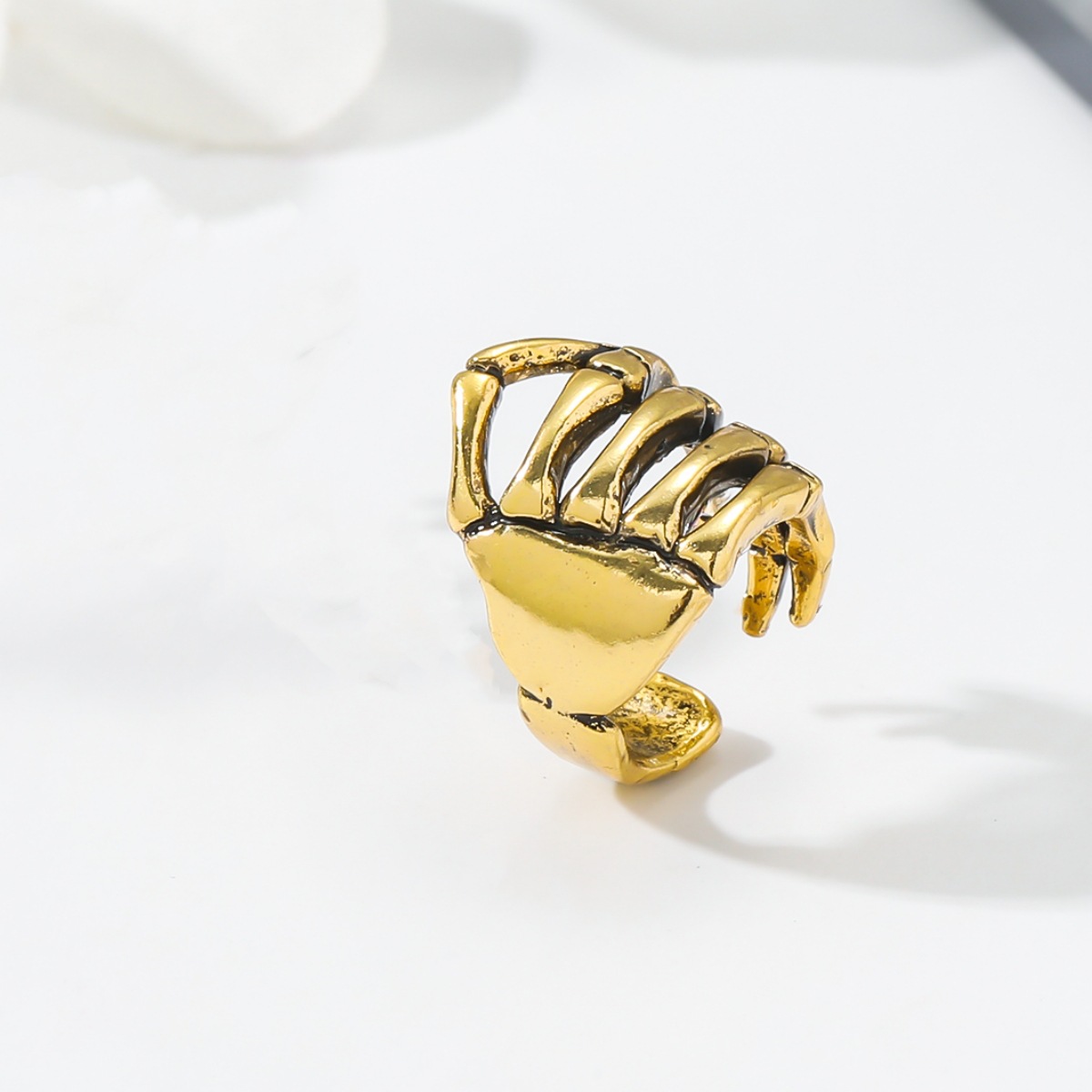 Moda europea y americana retro personalizado Halloween cráneo columna punk estilo earless clip de oreja extraña mano oreja clip de hueso