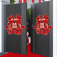 喜字の結婚専用の結婚部屋は寝室のベッドの頭を配置して家に入る門の立体の字のシールの結婚祝いの用品を飾ります。