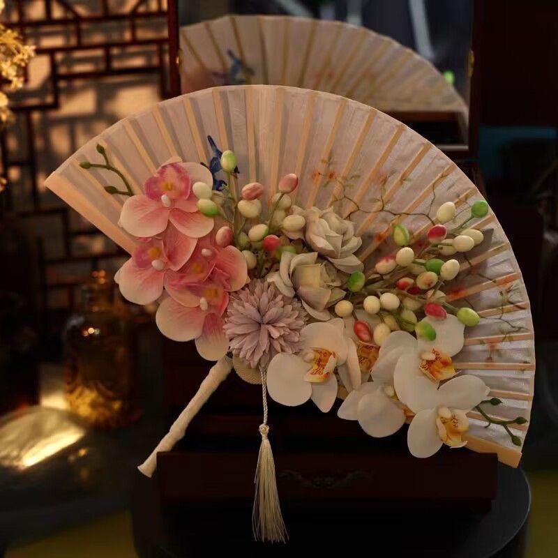 花束を持つ花嫁扇子、婚約証明書、朝のローブ、Xiuhe、新しい中国風の完成した扇子|undefined