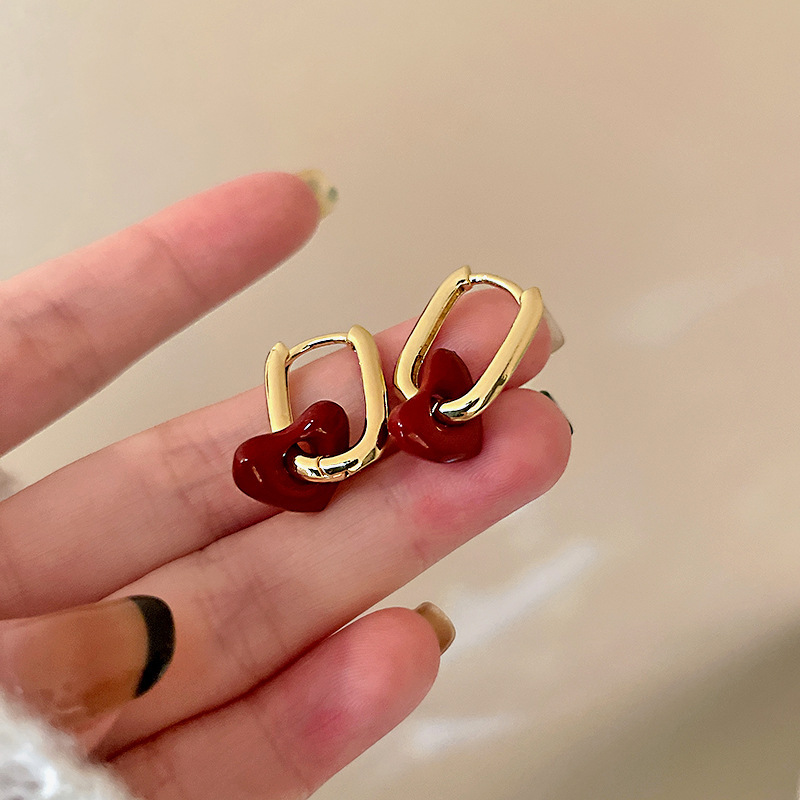 2021 New Metal Texture Red Bean Color Light Luxury French Retro Red Heart Ear Buckle Wholesale display picture 5