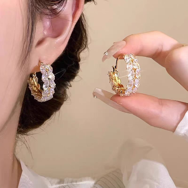 Orecchino a cerchio con spiga di grano e zirconi dal design unico per donna, elegante, lussuoso ma leggero, alla moda, squisito, di alta gamma e_voghion.com