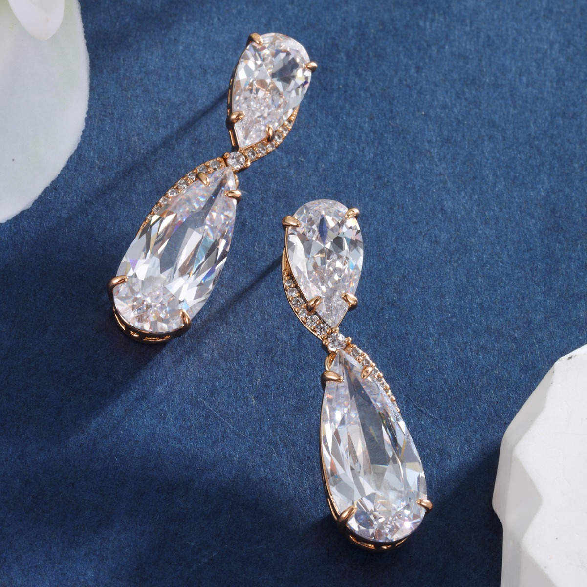 Xuping joyería transfronteriza Europa y América fría pendientes de ventana retro larga cena simple gota de agua pendientes de gemas artificiales