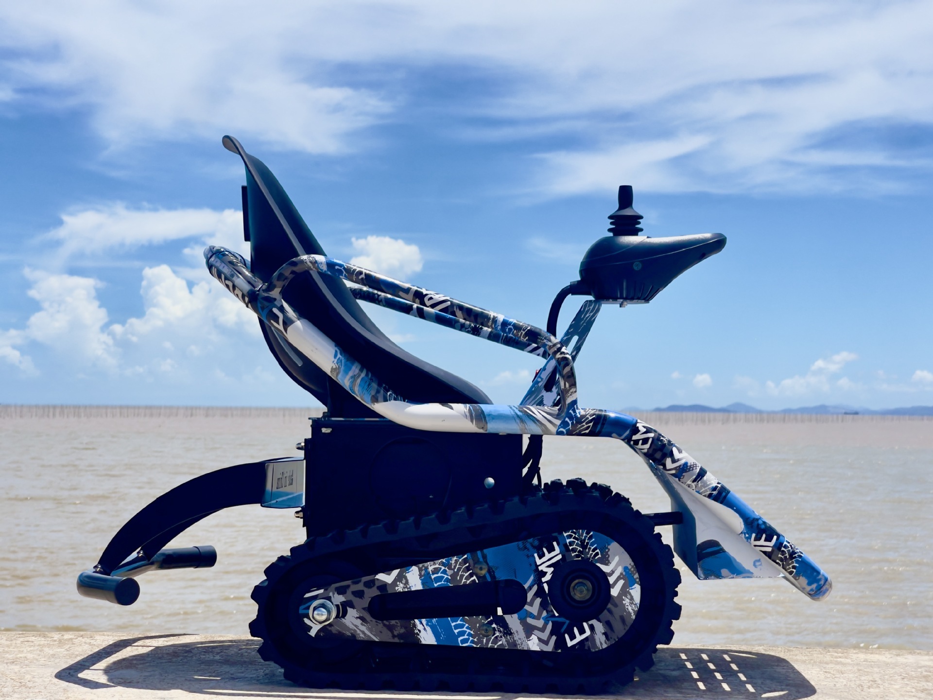 Children's Electric Tracked Beach Vehicle, All-Terrain Tracked Go-Kart, Upgraded Anti-Tip Tracked Tank Vehicle