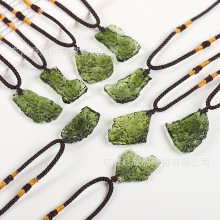 跨境外贸货源捷克陨石原石吊坠绿玻璃随形石男女款吊坠工厂价批发