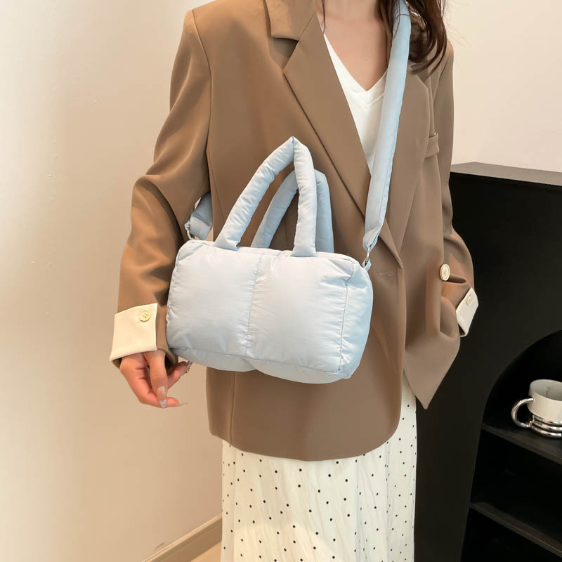 2025 nuevo cross-border cuadrado bolso de plumón portátil de espuma de algodón de mujer brazalete ligera relleno de algodón mochila casual image 4
