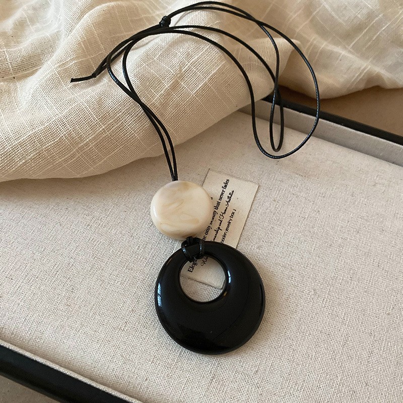 Nuevo estilo de cuero chino, colgante, collar de borlas, estilo étnico femenino, cadena de suéter retro de nicho, moda, artículos de alta gama