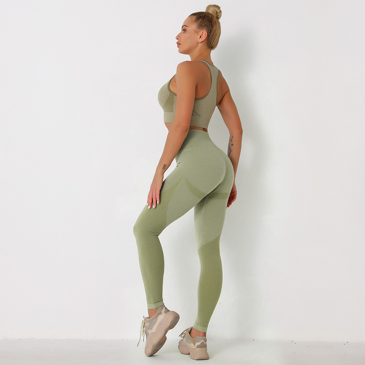 Conjunto de sujetador deportivo de sujeción ligera y legging de cintura ancha sin costuras NSLX48726