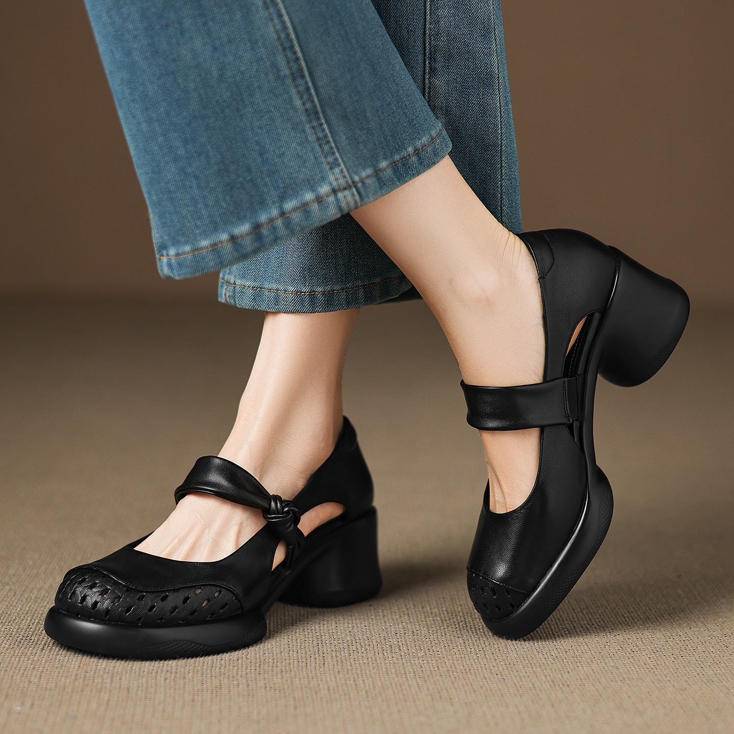 Giày sandal cao gót nữ quai ngang da bò mũi kín gót dày — đen
