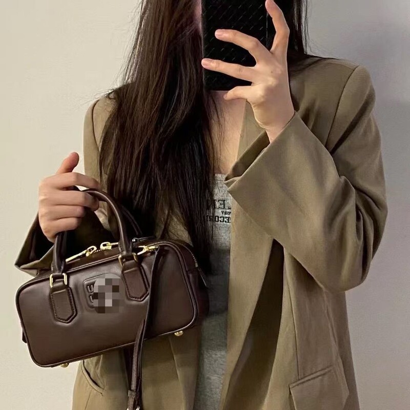 Miu Miu Autumn and Winter Small Square Handbag, Shoulder and Crossbody Bag for Women, Simple Commuter Handbag, Street Fashion