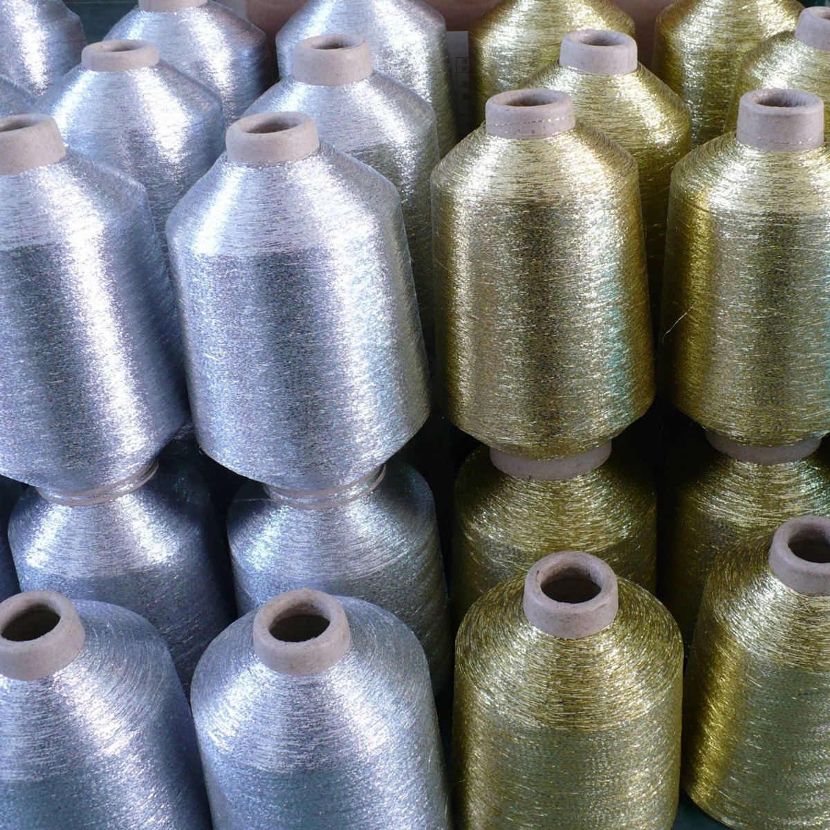 2股白色单丝包裹金黄丝合股线绿色铝箔丝混纺线包淡紫闪丝线