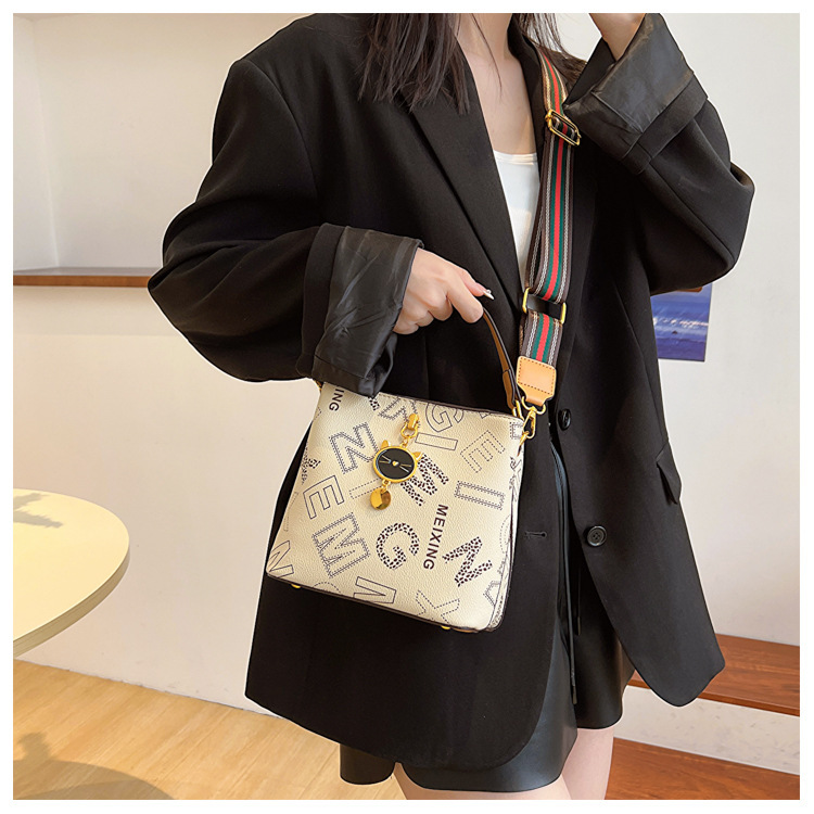 Frauen 2023 Neue Trendy Sommer High-End-Wasser Eimer Mode Alter Reduziert Umhängetasche Modische Handheld_voghion.com