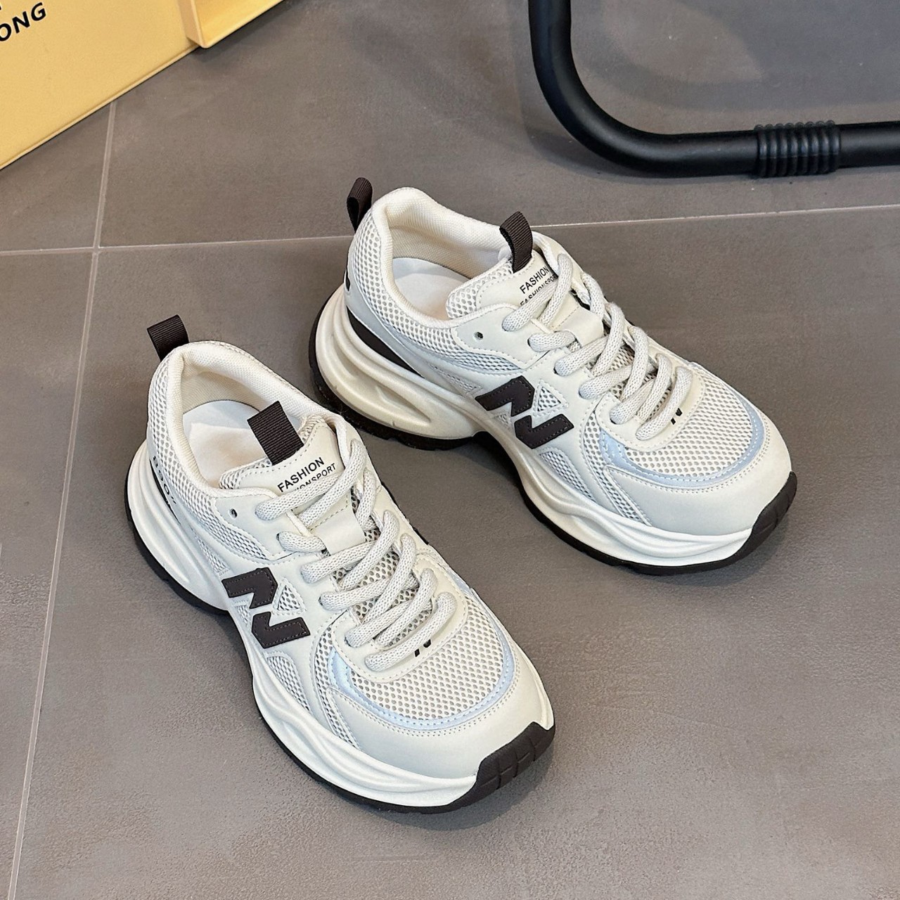 Giày sneaker chunky đế dày nữ lưới phối màu chữ N mùa xuân 2025 — Xám/màu đỏ, Màu be/nâu