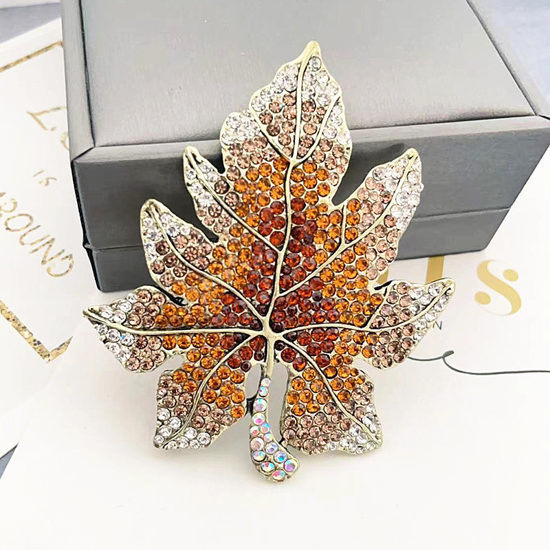 Spilla grande di lusso con strass per giacca da uomo elegante_voghion.com
