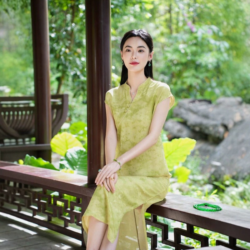 Kongluo Mulberry Silk】Double-Sided Two-Tone Herbal Plant-Dyed Dress 8216 Kongluo Mulberry Silk】Double-Sided Two-Tone Herbal Plant-Dyed Dress 8216