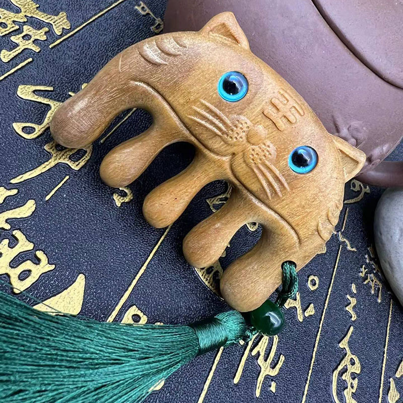 Green sandalwood wooden massage comb big tooth short anti-static pocket comb carving cute tiger crafts manufacturers wholesale