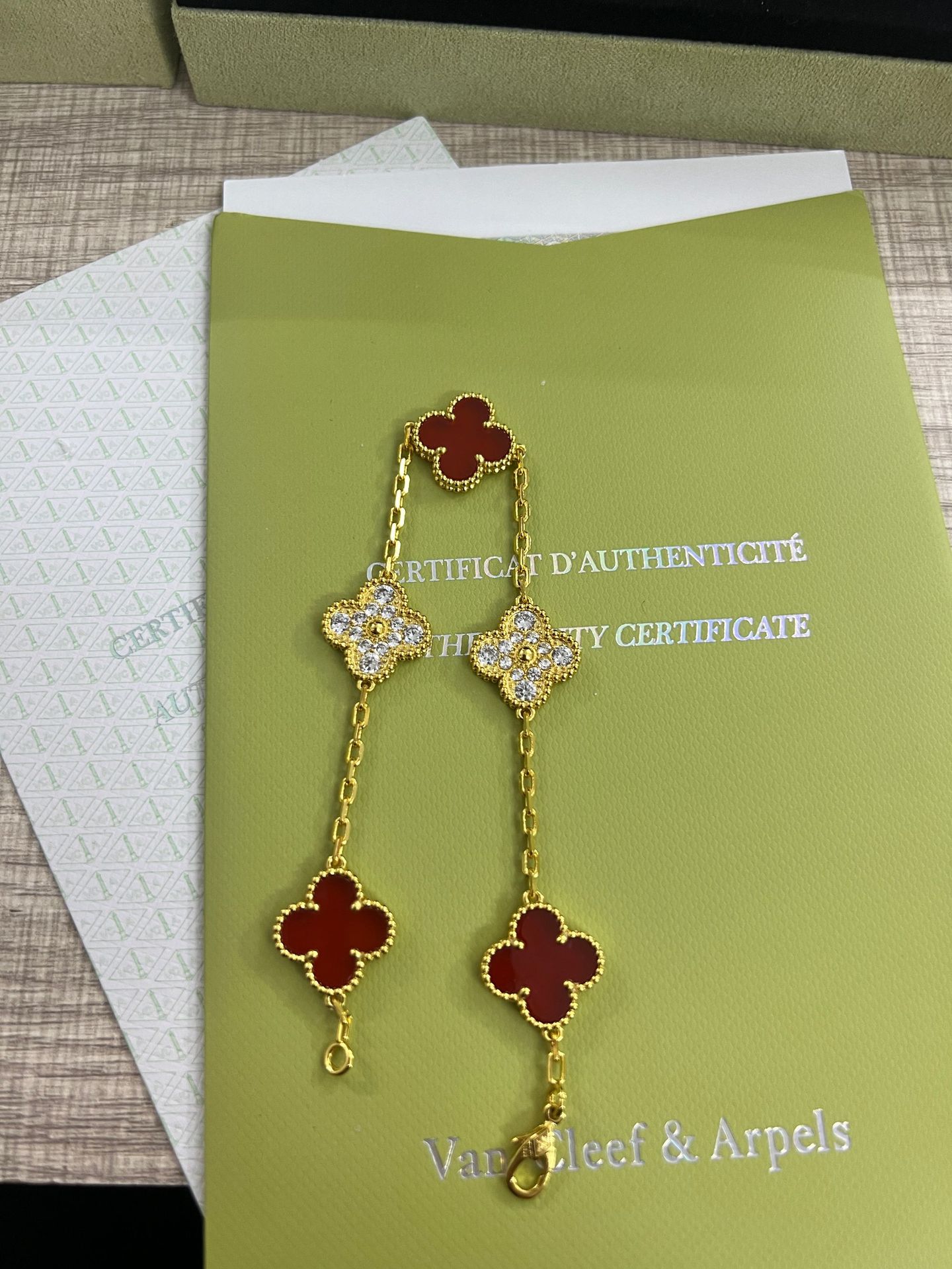 黄金色红玛瑙间钻