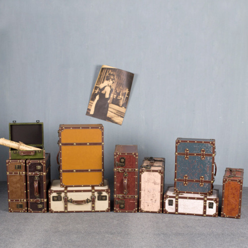 WI25 retro old-fashioned portable travel suitcase, antique display storage box, Republic of China nostalgic window decoration props