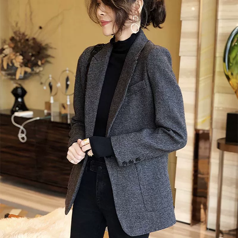 Demi-season fitted colored suit, European style, 2023 collection
