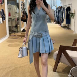 美式辣妹风牛仔连衣裙女浅蓝竖纹挂脖V领无袖收腰腰带百褶包臀裙
