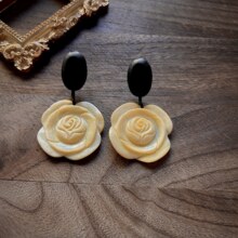 Monies风天然贝壳雕刻黄色花朵夸张大耳钉 炸街复古 2025 新款耳