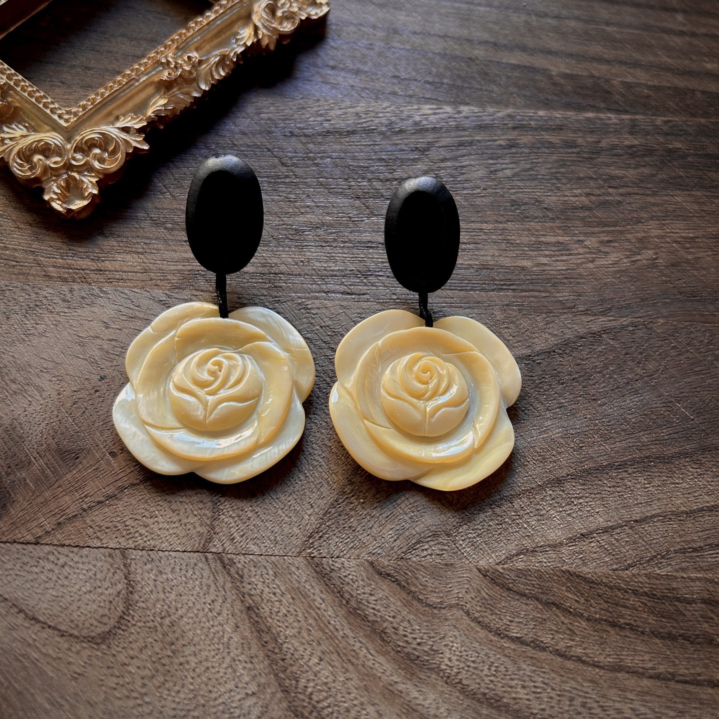 Monies风天然贝壳雕刻黄色花朵夸张大耳钉 炸街复古 2025 新款耳