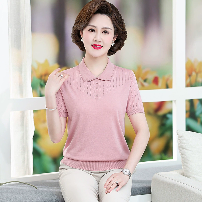 Женщины средних лет в летнем платье ведут футболку со льдом