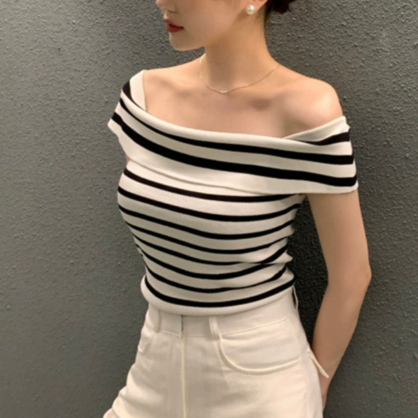 Корейская версия chic2025 весна и лето темперамент воротник с открытыми плечами тонкая полоска с короткими рукавами трикотажный топ женский