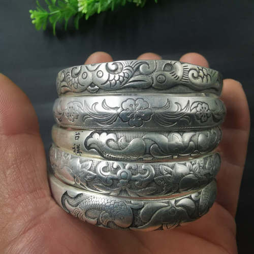Antique Miao Tibetan silver bracelet national wind restoring ancient ways cupronickel coppering.as silver bracelet chinese folk bangles