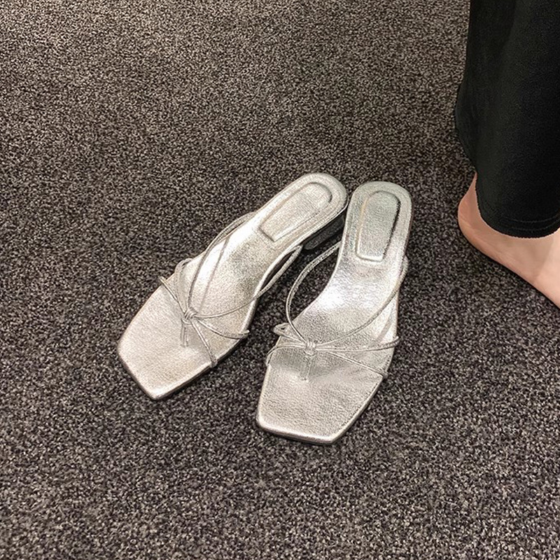 Grava Madre verano nuevo estilo francés cuadrado correa hueco clip tacones gruesos zapatillas frías para mujeres