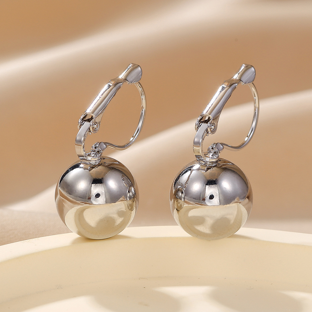 Moderne perleøreringe med kobberfarvede metalclips_voghion.com