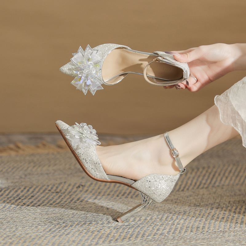 Giày sandal cao gót nữ quai ngang mũi nhọn bạc — Màu bạc