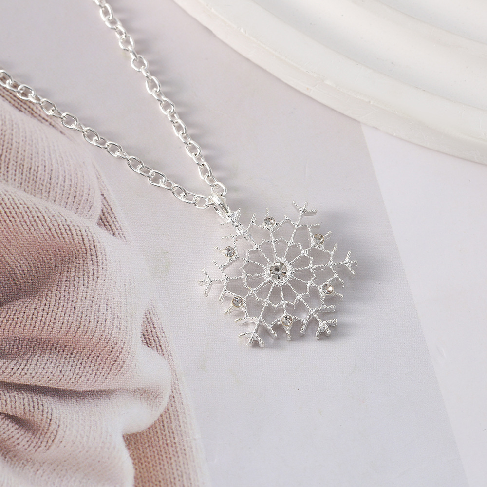 Cross-border snowflake diamond-studded necklace, a trendy and versatile clavicle chain popular in Japan and South Korea, a lightweight and luxurious piece of jewelry with an exquisite pendant, designed for women