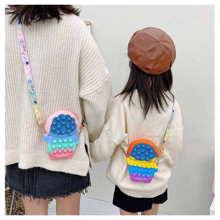 Winter New Trendy Cool Spaceman Silicone Bag Parent-child Mobile Phone Coin Purse Cute Accessory Bag display picture 1