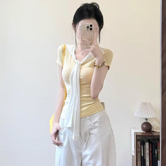 高品質の優しい黄色のフェイクツーピースVネックショールレースアップ半袖Tシャツレディーススリムフィットショートショルダートップ