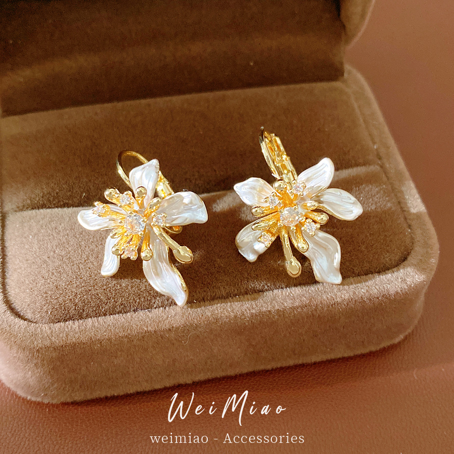 Flores de aceite de piedra de martillo delicado temperamento de nicho universal pendientes de moda ligero lujo alta sensación de auriculares al por mayor