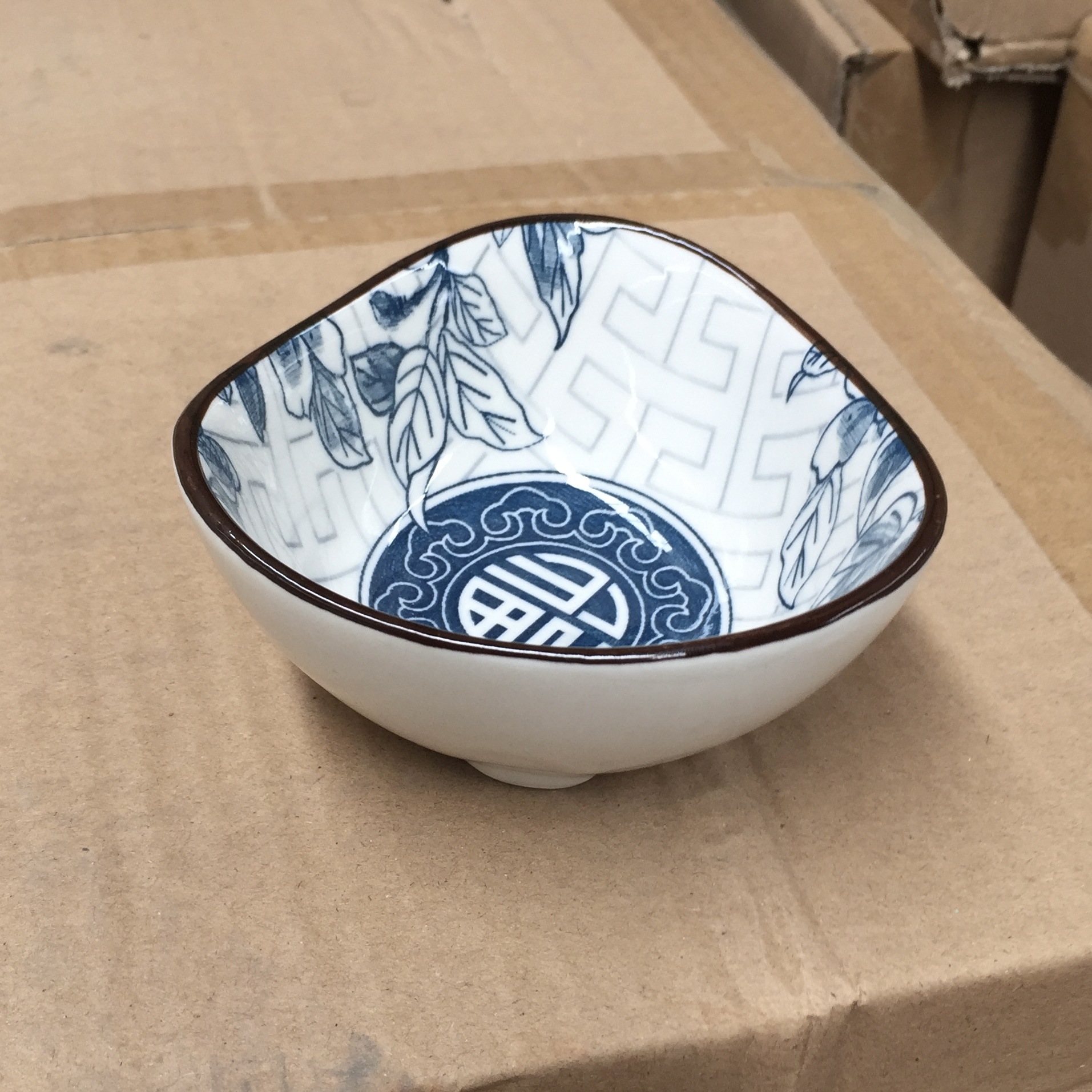 Impresión de cerámica en forma especial Fumantang plato de salsa para mojar plato tazón de olla caliente plato de salsa plato de bola de masa plato de salsa dos yuanes tienda