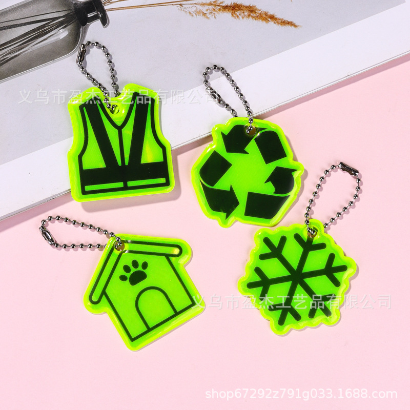 Transfronterizo nuevo llavero reflectante de advertencia nocturna de seguridad colgante de mochila hueso logotipo ecológico